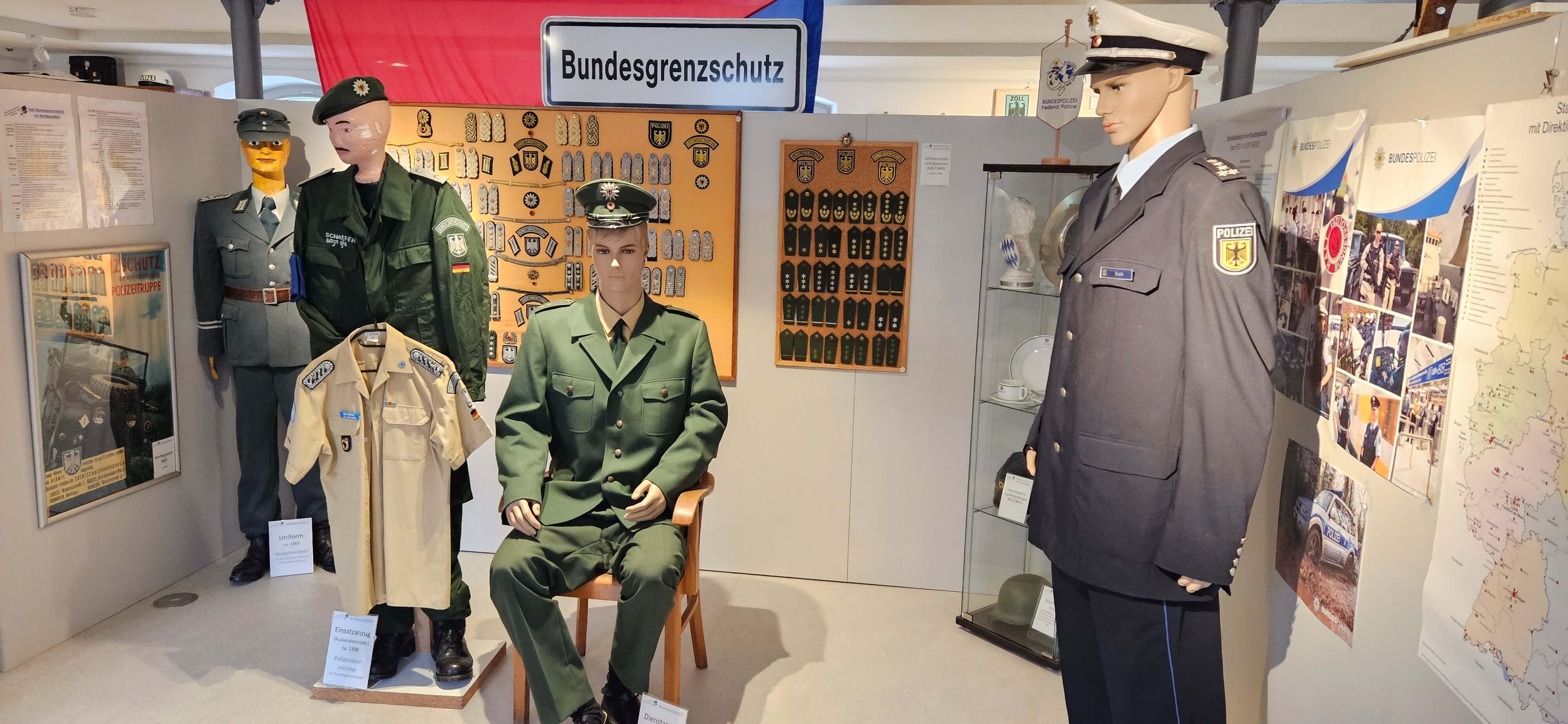Ausstellungsraum des Bayerischen Grenzmuseums mit Exponaten zum Bundesgrenzschutz